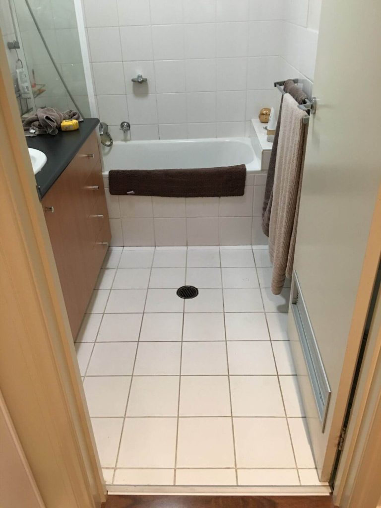 Small bathroom before renovation